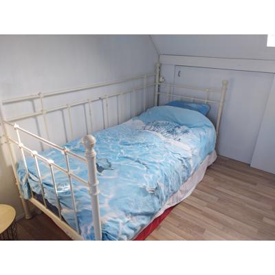 Eenpersoons bed, met extra lattenbodem en matras voor logee