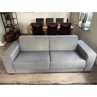 Gratis: mooie grijze bank en bijpassende fauteuil 