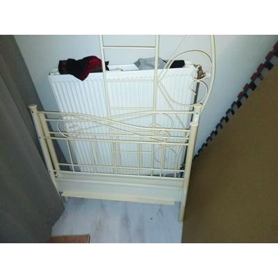 90x200 buizenframe bed (meisjesbed) 10jr oud - lattenbodem en matras zijn 21 maanden oud. 