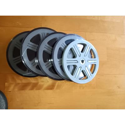 5 filmspoelen voor 8 mm, waarvan 4 met doos