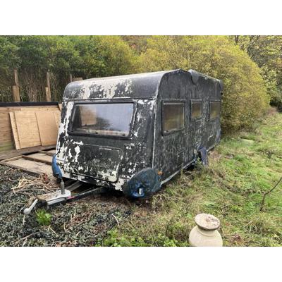 Caravan, zwart geschilderd