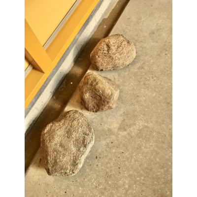 Drie mooie grote stenen voor eilandje