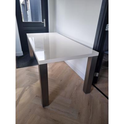 Witte tafel met RVS poten 