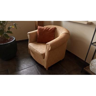 Mooie, recent nieuw gestoffeerde fauteuil.