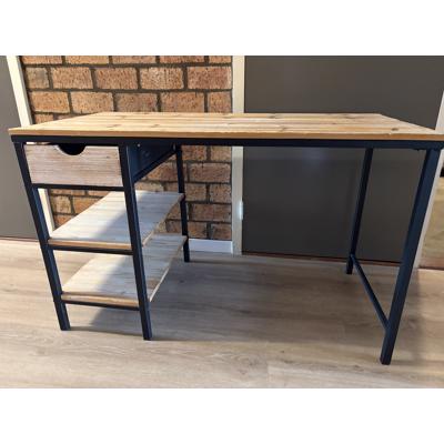 Mooi bureau met zwart frame en houten werkblad