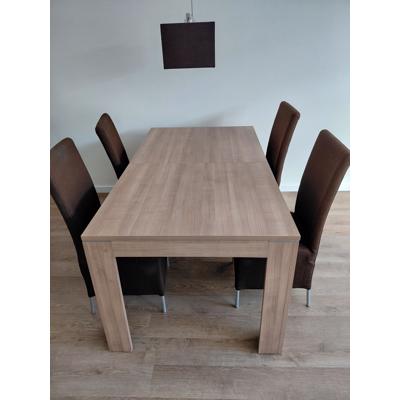 Eettafel met stoelen