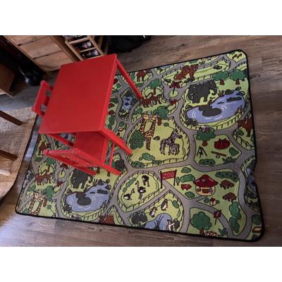 Speeltafel, bureau met stoeltjes en speelkleed