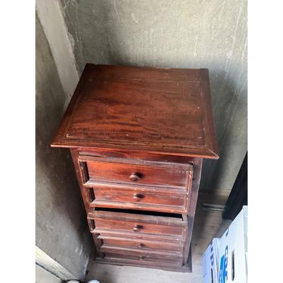 Smal 6 laden kastje. 