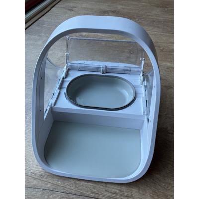 Elektrische voederbak die opent op chip in de nek van het huisdier