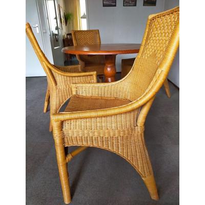 Tafel met vier stoelen