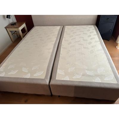Tweepersoons boxspring met hoofdbord