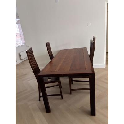 Mooie houten tafel met vier stoelen