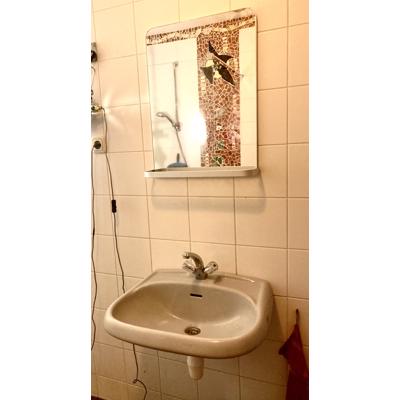 wastafel met kraan + spiegel