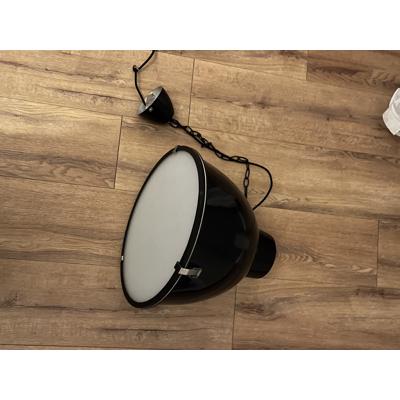 Zwarte lamp voor boven eettafel