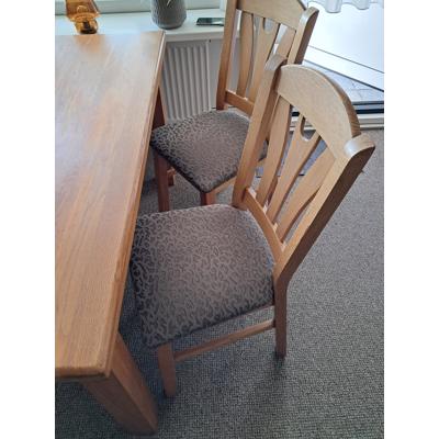 Gratis eettafel( opknapper) met 4 stoelen en salontafel zonder la. 
