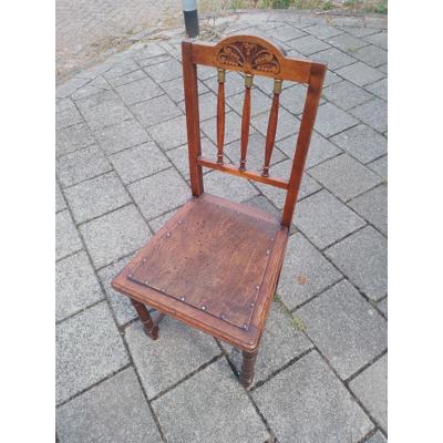 Antieke houten stoel