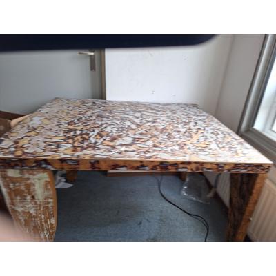 Zelfgemaakte tafel van hout