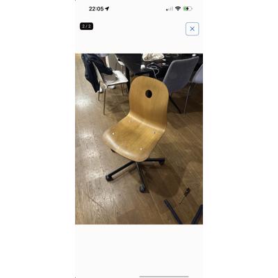 Houten stoel met wieltjes