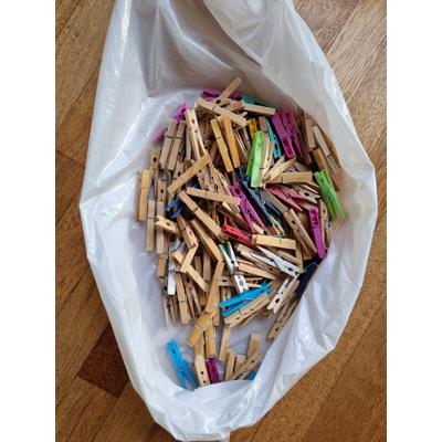 Aardig wat wasknijpers, vooral houten