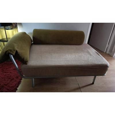 Vierkante bank voor de kinderkamer, om op te spelen en slapen.