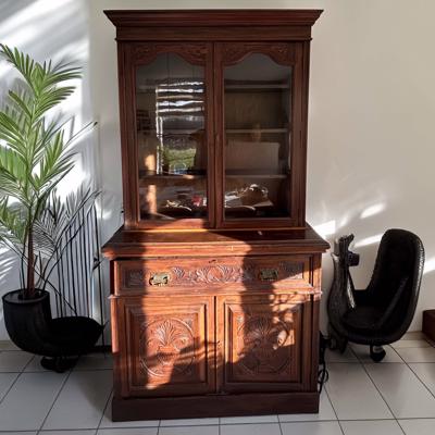 wandmeubel met vitrinekast en uitschuifbaar bureautje