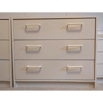 2 identieke witte ladenkastjes