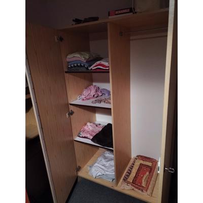 Kledingkast, half hang en half leg, licht hout