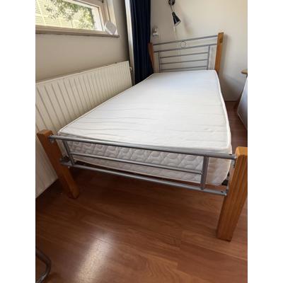 Eenpersoonsbed met matras