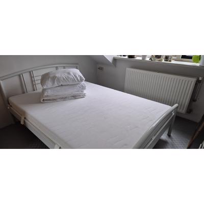 2 persoons bed  140x200 met matras