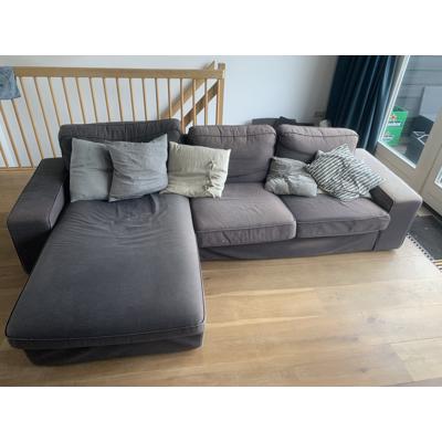 Grijze bank met chaise longue