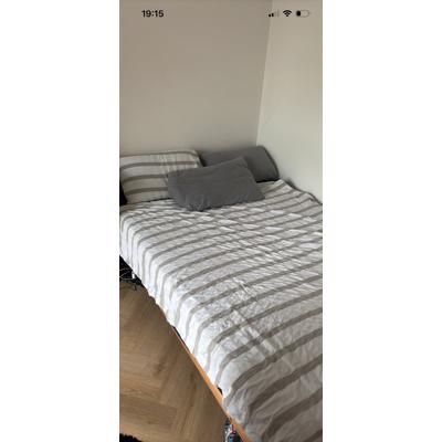 Gratis Bed with two pillows, sheets and a blanket 