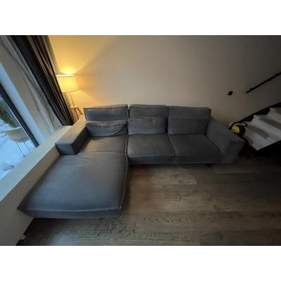 Comfortabele bank met gebruikssporen