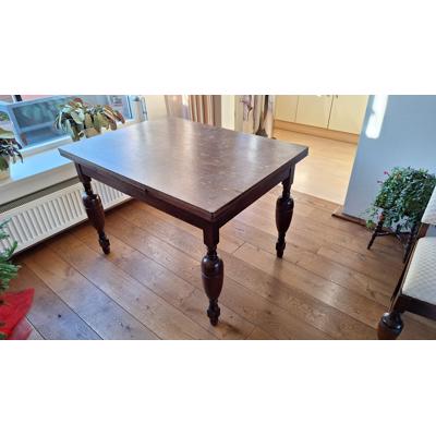 Antieke tafel met 4 bijpassende stoelen
