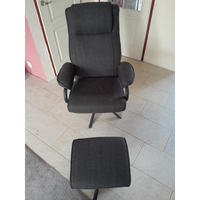 Zo goed als nieuw Donkergrijze Bureaustoel met krukje