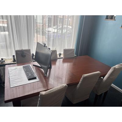 Houten tafel met 6 stoelen