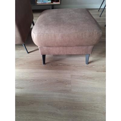 2 2persoonsbanken, hocker bruin. dienblad, tafel zwart