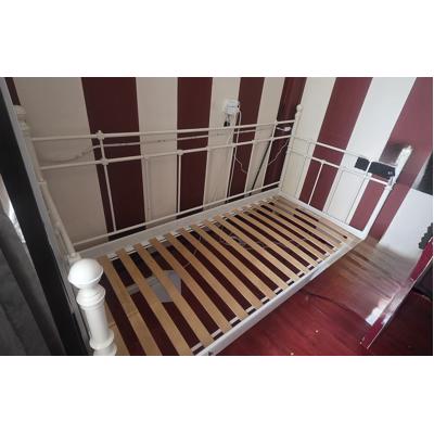 Witte 1 persoonsbed met lattenbodem en matras