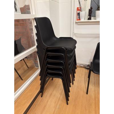 10x stapelbare zwarte kantinestoelen met PVC kuip. 