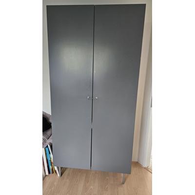 Kledingkast grijs IKEA hanggedeelte en 2 planken