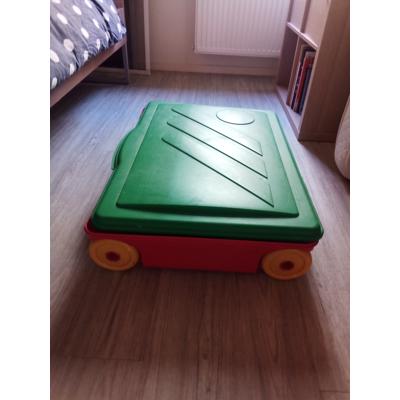 Plastic speelgoed bak .