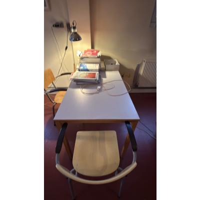 3 houten bureau's in goede staat