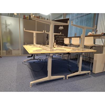 4 verstelbare kantoor tafels
