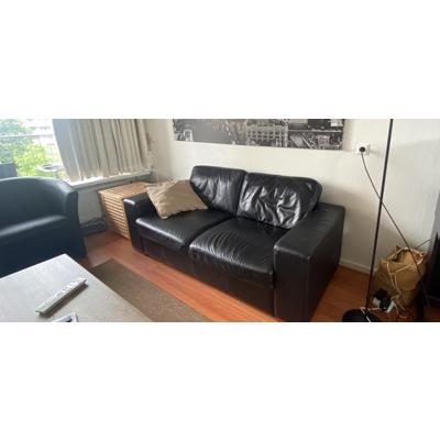 Zwart lederen twee zits bank