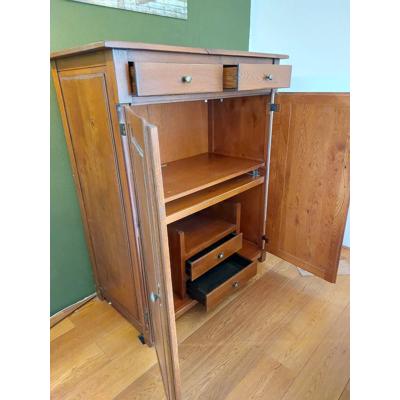 Mooie ruime houten computerkast 