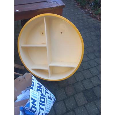 2 kasten rond, wat beschadigd