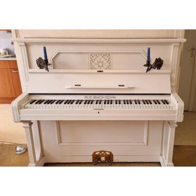 Antieke ivoorkleurige piano
