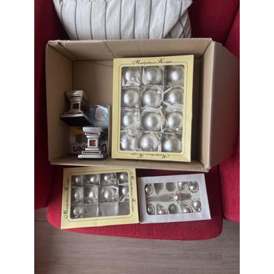 Kerstballen. En 2 kaarsen standaards. 