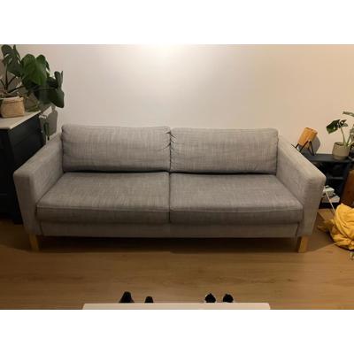 Grijze bank met extra hoezen