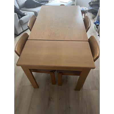Houten vintage tafel met 4 stoelen en uitschuifstuk