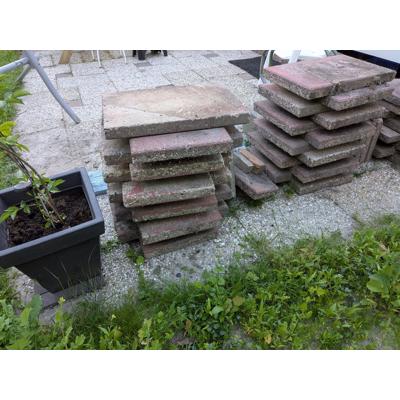 rode betontegels van 60 x 40 x 5